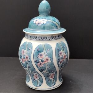 Vintage Chinese Porcelain Small Lidded Ginger Jar.